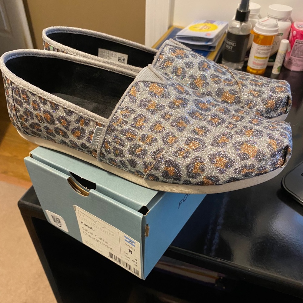 TOMS classic Silver Glitter Cheetah print size 8